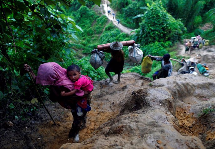 Refugiados rohingya cruzan la frontera hacia Bangladesh