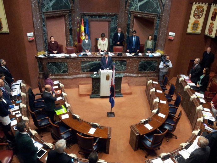 Diputados guardan un minuto de silencio