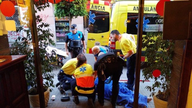 El SEM atiende a un herido tras caer de un primer piso en Sitges