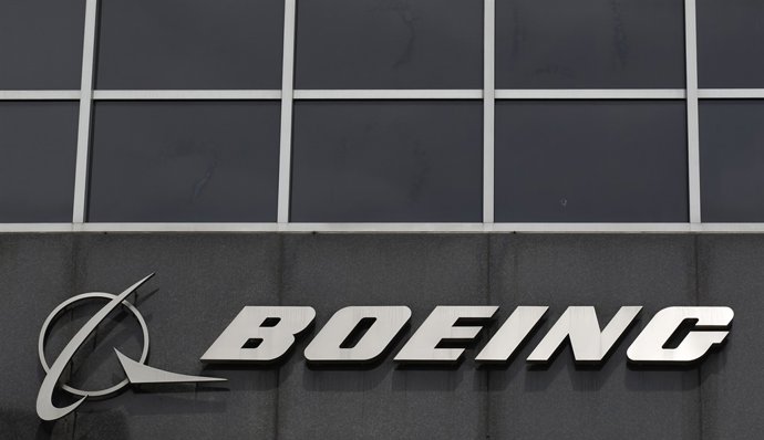 El logo de Boeing es retratado en su sede en Chicago