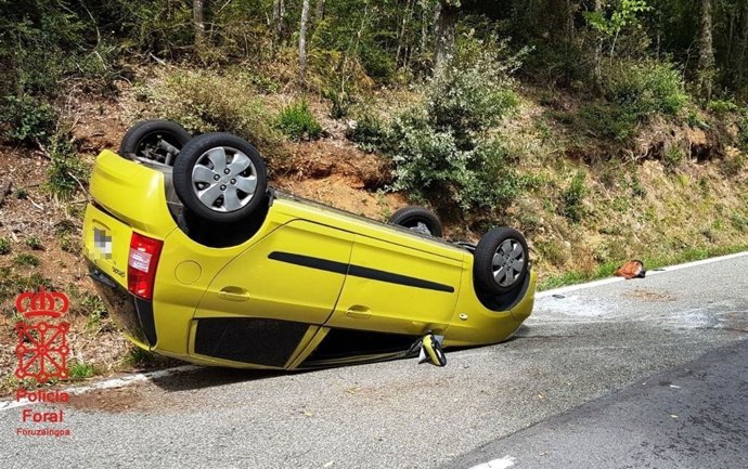 Coche volcado en Marañón