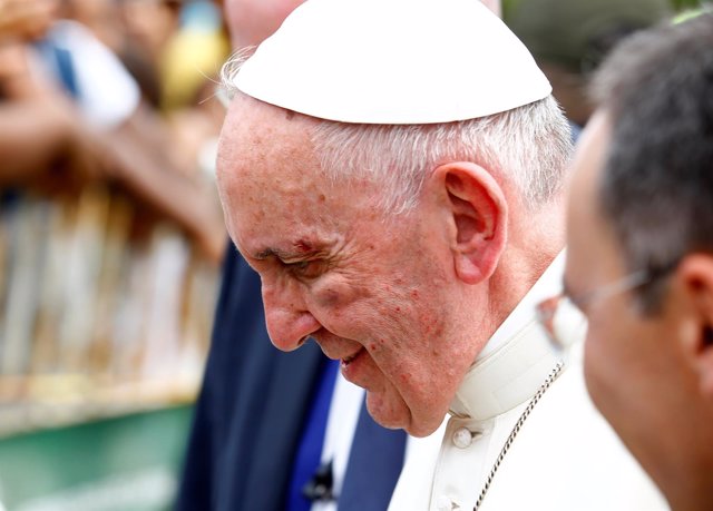 El Papa Francisco con un hematoma tras golpearse con el cristal del Papamóvil