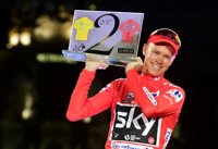 Chris Froome celebra su primera Vuelta en la despedida a Contador