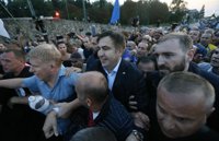 El expresidente georgiano Mijail Saakashvili es expulsado de un tren para evitar que llegue a Kiev