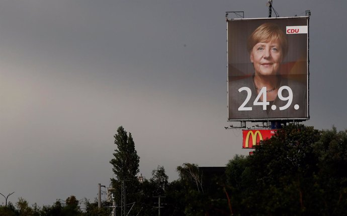 Cartel electoral con la imagen de Angela Merkel