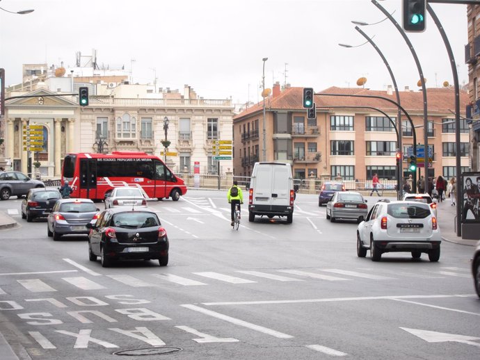 Autobús urbano 'colorao' circulando por la ciudad