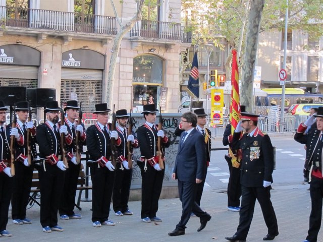 Puigdemont pasa revista a los Mossos en el monumento a Rafael Casanova