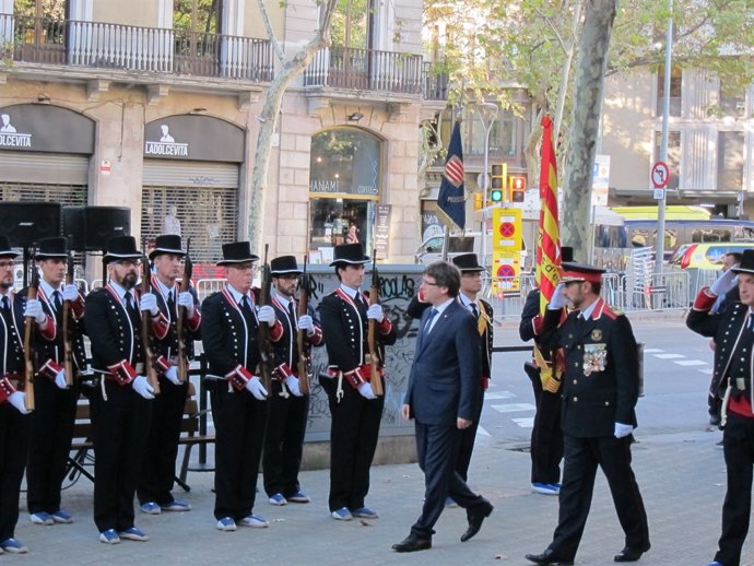 Puigdemont passa revista als Mossos en el monument a Rafael Casanova