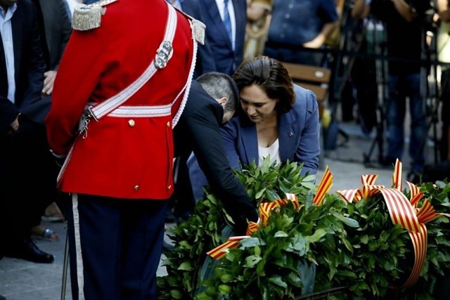 Colau en l'ofrena per la Diada al monument de Rafael Casanova