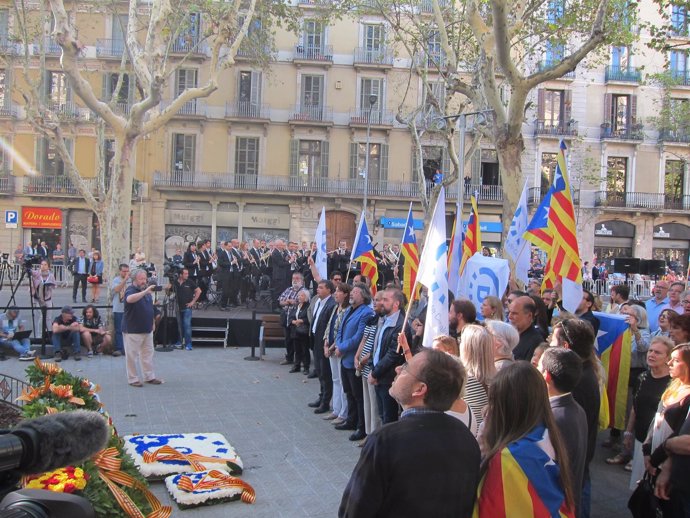 Ofrenda de Demòcrates por la Diada al monumento de Rafael Casanova