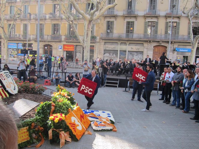 Ofrenda del PSC al monumento de Rafael Casanova de Barcelona