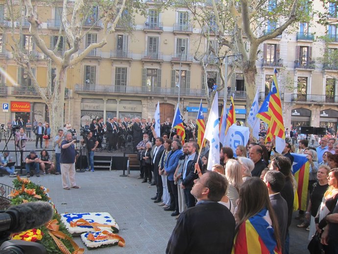 Ofrena de Demòcrates per la Diada al monument de Rafael Casanova