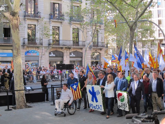Ofrenda del PDeCAT y el PNV al monumento de Rafael Casanova de Barcelona