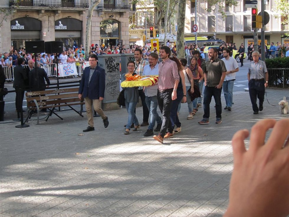 Ofrenda en el monumento de Rafael Casanova de Barcelona por la Diada