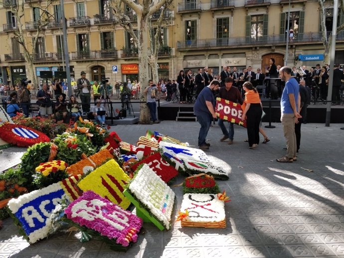 Ofrenda de Podem en el monumento de Rafael Casanova de Barcelona por la Diada