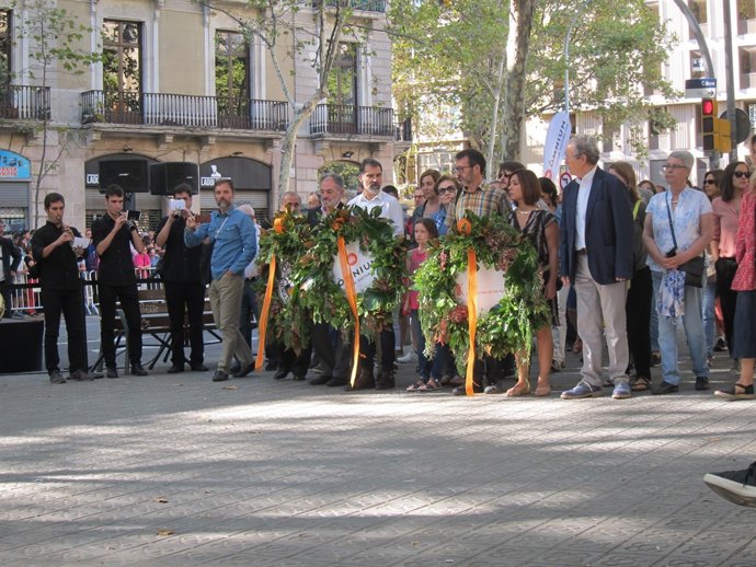 Ofrena d'Òmnium en el monument de Rafael Casanova de Barcelona per la Diada