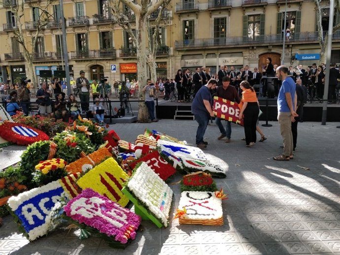 Ofrena de Podem en el monument de Rafael Casanova de Barcelona per la Diada