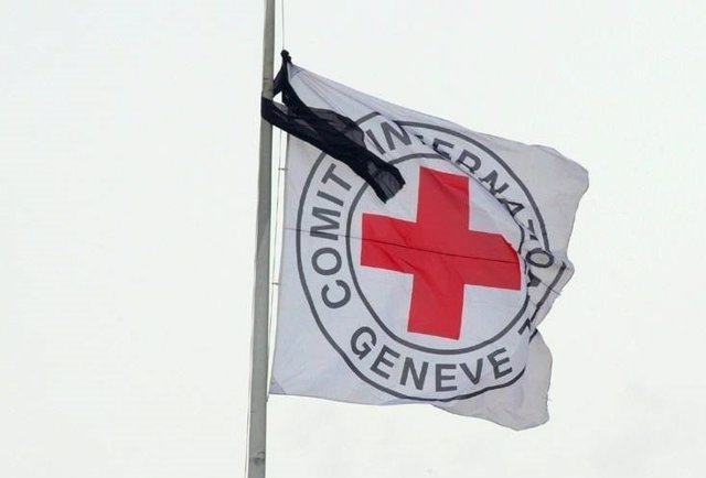 La bandera del Comité Internacional de la Cruz Roja con crespón negro