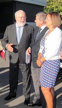 Cañete recuerda que "si un territorio abandona un país miembro, deja de formar parte de la UE"