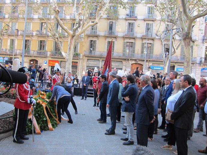 Ofrenda del Ayuntamiento de Barcelona por la Diada en el monumento de Rafael Cas