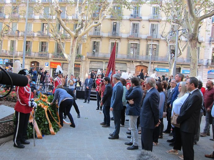 Ofrena de l'Ajuntament de Barcelona per la Diada en el monument de Rafael Cas
