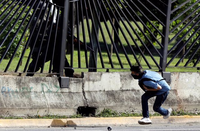 Guardia Nacional dispara a un manifestante en Caracas en una imagen de archivo