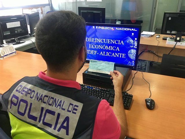 Un agente contempla el cheque falsificado