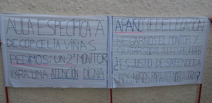 Protestas para reclamar un monitor de aula específica en el CEIP Celia Viñas