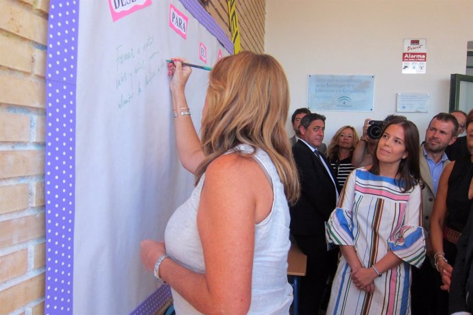 Susana Díaz escribe en el muro de los deseos del colegio Rafael Aldehuela.