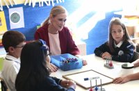 Cifuentes asegura que el 100% de los interinos empezaron a trabajar el 1 de septiembre y que ahora solo hay ajustes