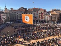 Centenares de motoristas forman una 'estelada' gigante en Vic (Barcelona)