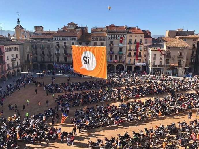 Centenars de motos configuren una 'estelada' geganta a Vic