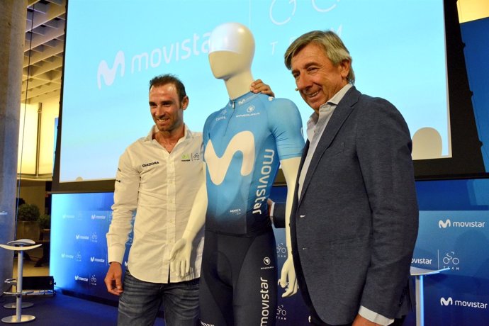 Alejandro Valverde y Eusebio Unzué en la presentación del nuevo maillot 2018 