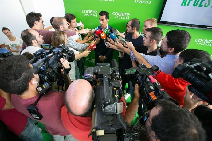 Arbeloa atiende a los medios