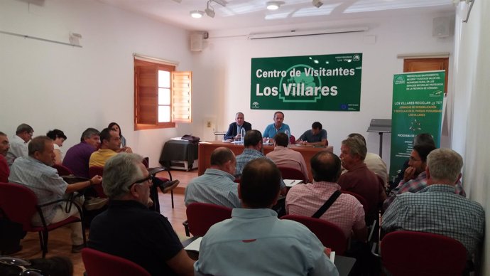 Algar (en el centro de la mesa) preside el acto de constitución