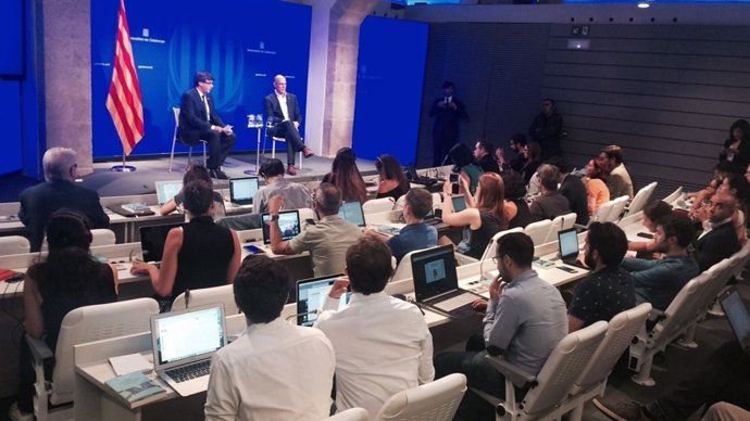 President C. Puigdemont, conseller R. Romeva amb corresponsals a la Diada 2017
