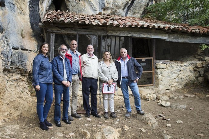 Ramón Ruiz visita la ermita rupestre de San Juan y anuncia su rehabilitación