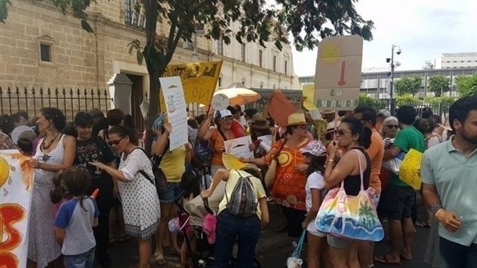 Protesta de las AMPA de las Escuelas de Calor.