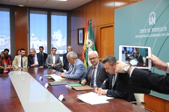 Firma del convenio de Junta y UCA en mayo para el Centro del Olivillo