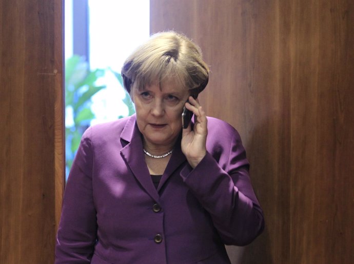 Angela Merkel habla por su teléfono móvil, celular