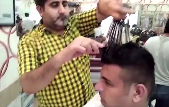 Sadiq Añli, peluquero pakistaní que corta el pelo con 15 tijeras a la vez.
