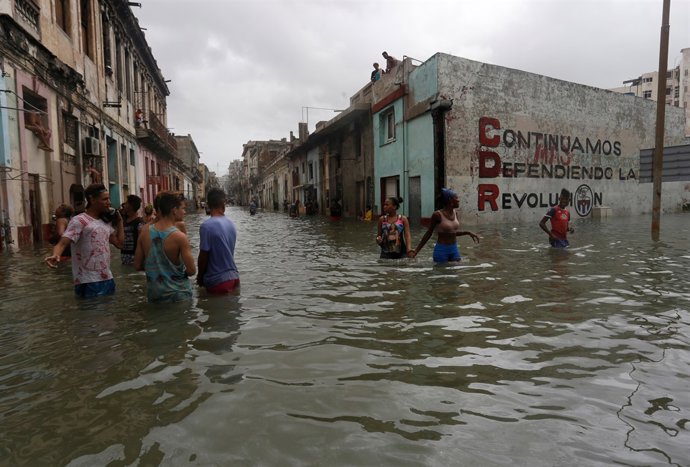 Carrers innundats a La Habana