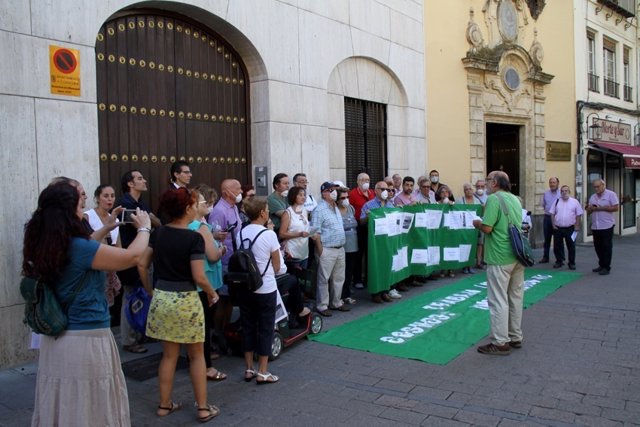 Activictas de Córdoba Aire Limpio ante la Delegación del Gobierno andaluz