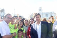 Puigdemont y su Govern participan en la manifestación entre 'selfies' y mucho calor
