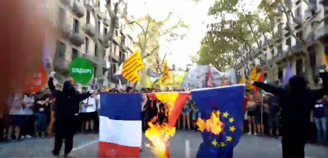 Quema de banderas en la manifestación anticapitalista de la Diada 2017