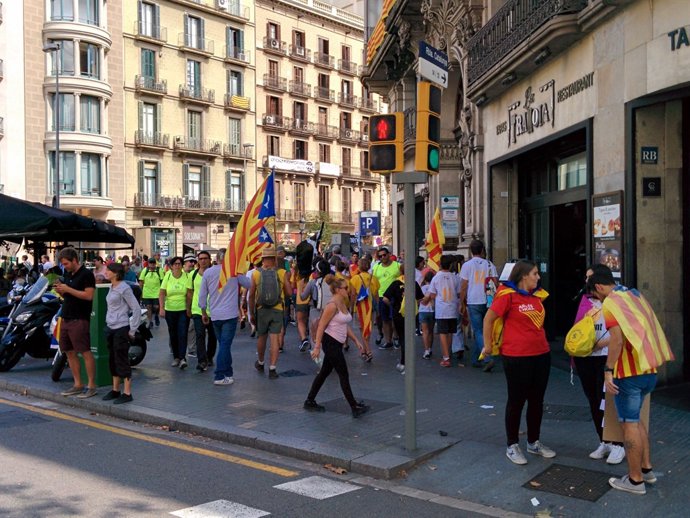 Ciutadans acudeixen a la concentració de la Diada