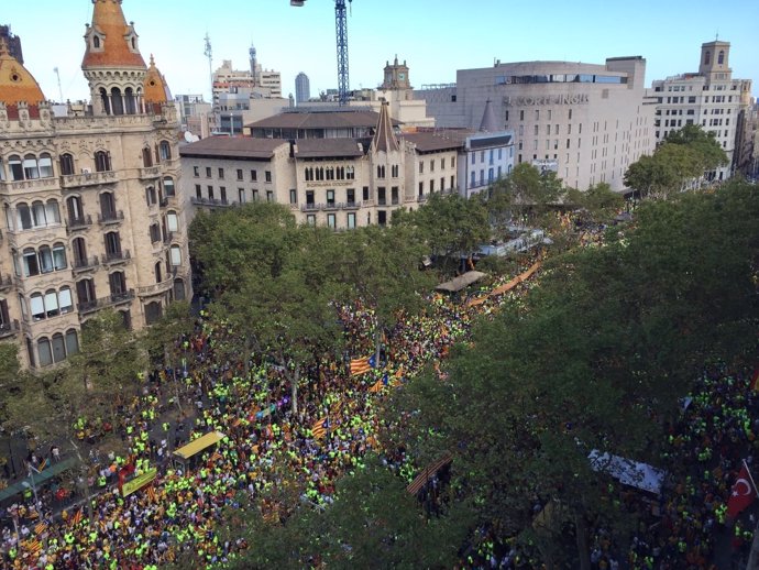 Vista del Paseo de Gracia durante la manifestación de la Diada