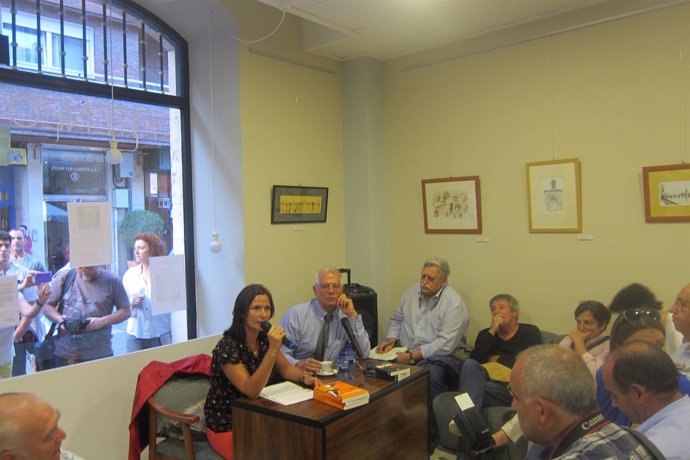 Borrel durante la presentación de sus libros en Palencia