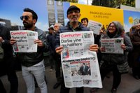 Un tribunal de Turquía aplaza el juicio contra los trabajadores de 'Cumhuriyet' y ordena que sigan bajo custodia