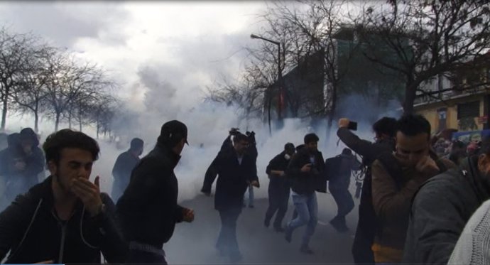 Gas lacrimògen a l'exterior de la redacció de Zaman